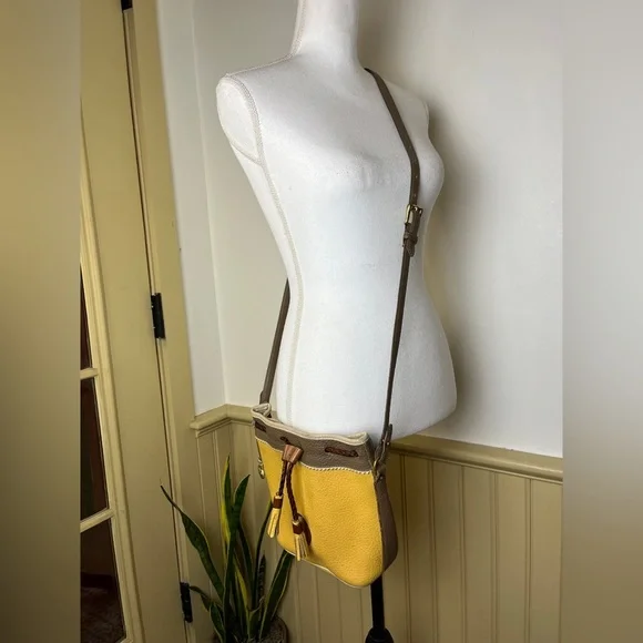 Vtg Dooney & Bourke AWL Teton Drawstring Crossbody Bucket Bag Palomino Yellow - Picture 5 of 15